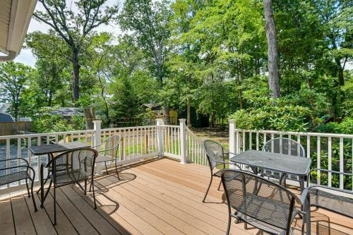 Un balcón o terraza en Pasadena Hideaway with Game Room and Fire Pit!