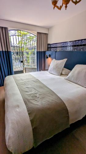 a large bed in a bedroom with a large window at Casa Amari in Mexico City