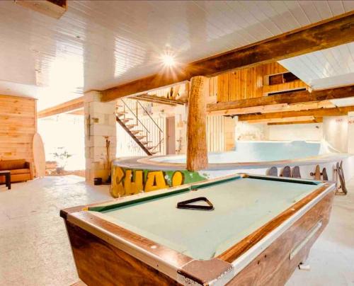 Τραπέζι μπιλιάρδου στο Surf, Skate and Wine house.