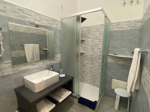 Koupelna v ubytování Titi Rooms
