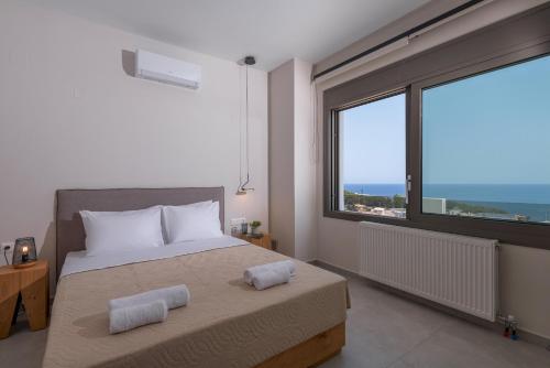 una camera con un letto e una grande finestra di Leon Luxury Home in Rethymno a Gállos