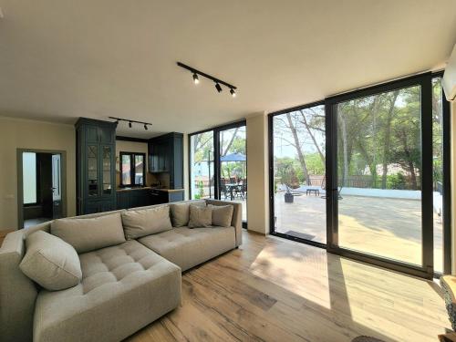 Χώρος καθιστικού στο PineTrees Penthouse @ the beach