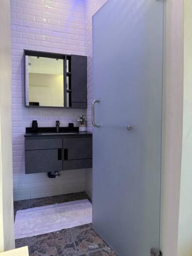 łazienka z umywalką i lustrem w obiekcie MCM _Haven w mieście Dar es Salaam