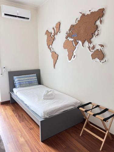 sypialnia z łóżkiem z mapą na ścianie w obiekcie Stella house w mieście La Spezia