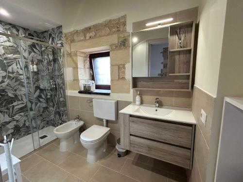 La salle de bains est pourvue de toilettes, d'un lavabo et d'une douche. dans l'établissement Borgo Monachella, à Raguse