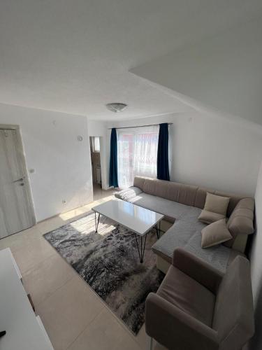 Гостиная зона в Cherry Apartments