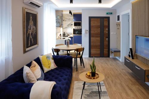 sala de estar con sofá azul y mesa en Treetop Apartments en Vršac