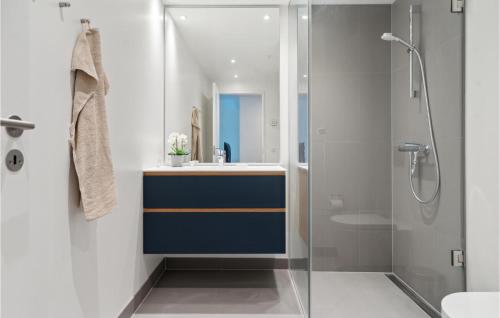 uma casa de banho com um chuveiro, um lavatório e um WC. em 2 Bedroom Lovely Apartment In Aarhus C em Aarhus