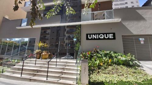 a building with a sign on the side of it at AP no Centro, Ao lado de Praça de Poços de Caldas in Poços de Caldas