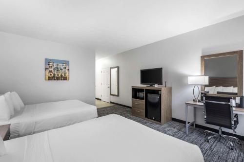 Habitación de hotel con 2 camas y TV de pantalla plana. en Best Western Plus MidAmerica Hotel, en Mascoutah