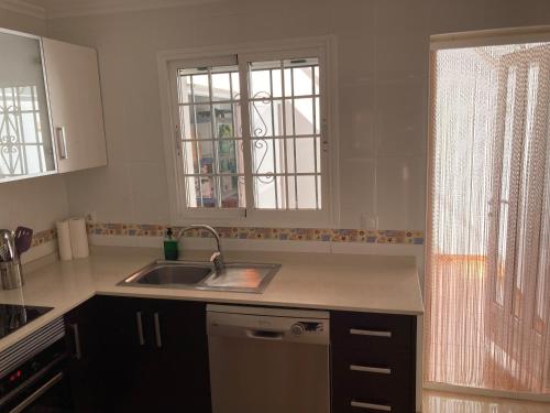 una cocina con fregadero y ventana en Dúplex Bahía Terreros, en San Juan de los Terreros