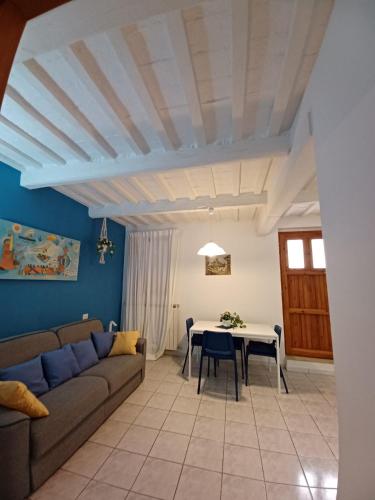 uma sala de estar com um sofá e uma mesa em La Casa di Adele em Porto SantʼElpidio