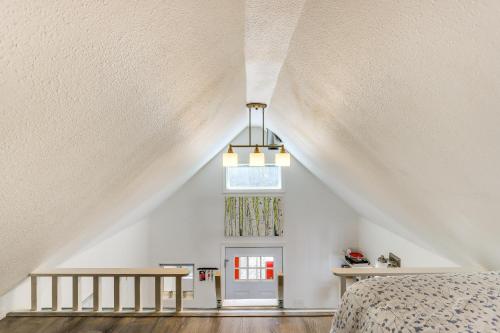 Postel nebo postele na pokoji v ubytování Charming Alaska Vacation Rental with Gas Grill!