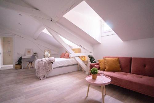 a attic room with a bed and a couch at 10C02 Moderno ático en Pravia in Pravia