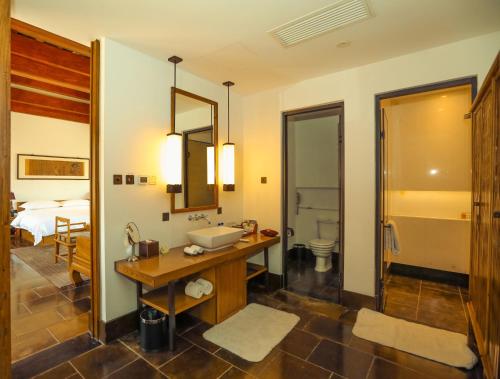 a bathroom with a sink and a toilet at Chengde Imperial Mountain Resort in Chengde