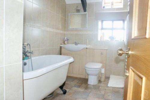 A bathroom at Trysor Holiday Cottage, Coach House with sea views