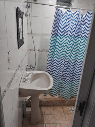 baño con lavabo y cortina de ducha en Galo 2 loft en Mar del Plata