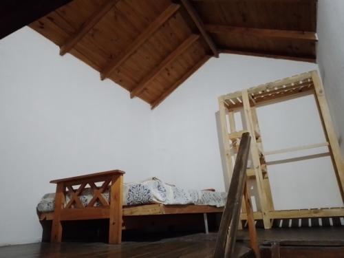 1 dormitorio con litera y escalera en Galo 2 loft en Mar del Plata