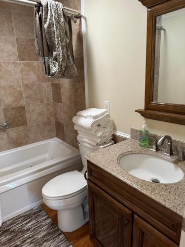 Bilik mandi di MooreField Suites Greensboro East