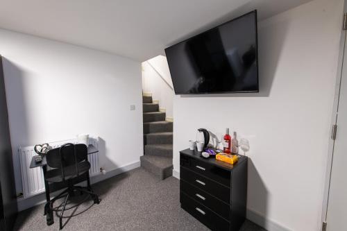 Una televisión o centro de entretenimiento en Maidstone High St - Deluxe Ensuite Rooms - Fast Wi-Fi