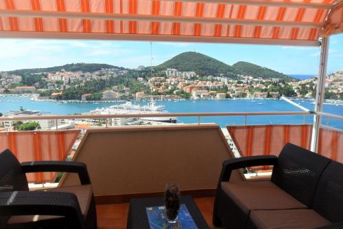 uma varanda com vista para a água em Rooms and Apartment ANELA with large balcony and beautiful sea view em Dubrovnik