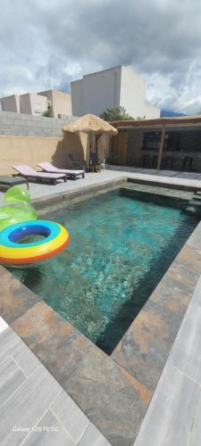 una piscina con un frisbee en el agua en Villa individuelle 3 chambres - 6 pers, en Calvi
