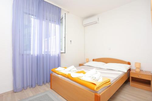 Postel nebo postele na pokoji v ubytování Double Room Tucepi 5263d