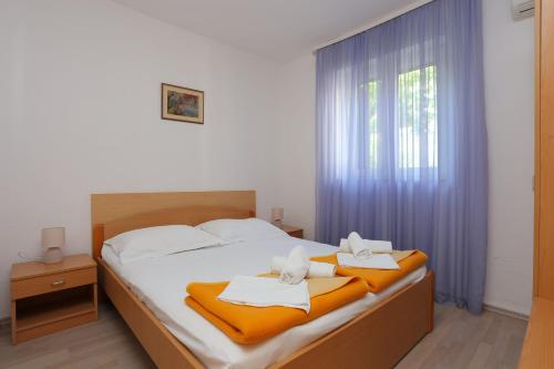 Postel nebo postele na pokoji v ubytování Double Room Tucepi 5263e