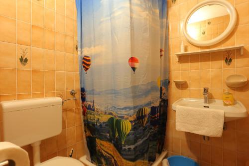 Bilik mandi di Double Room Tucepi 5263f
