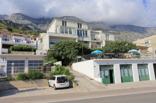 Apartments and rooms with parking space Tucepi, Makarska - 5263