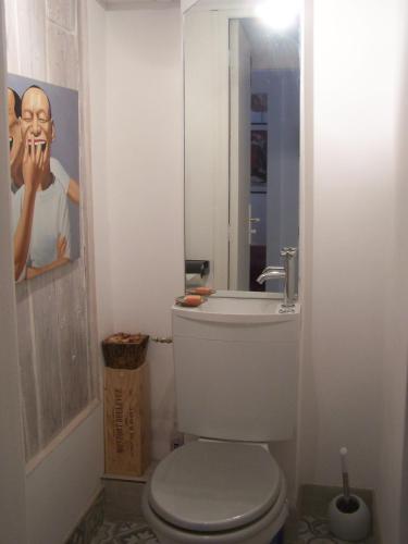 une salle de bain avec des toilettes blanches et un miroir dans l'établissement La Casa Victoria -Stanislas area -Suite 65m2 OR Loft 75m2, à Nancy