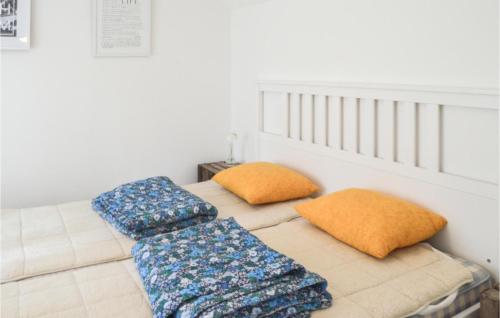 Un pat sau paturi într-o cameră la 1 Bedroom Gorgeous Home In Norrtlje
