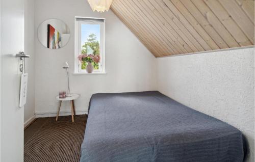 sypialnia z łóżkiem i oknem w obiekcie 1 Bedroom Nice Apartment In Idestrup w mieście Bøtø By