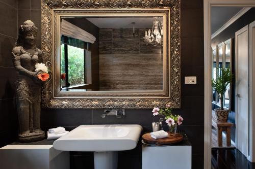 bagno con lavandino bianco e specchio di Lardi Lane a Daylesford