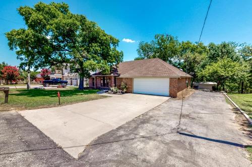 a house with a driveway and a garage at Brazos de Dios in Glen Rose