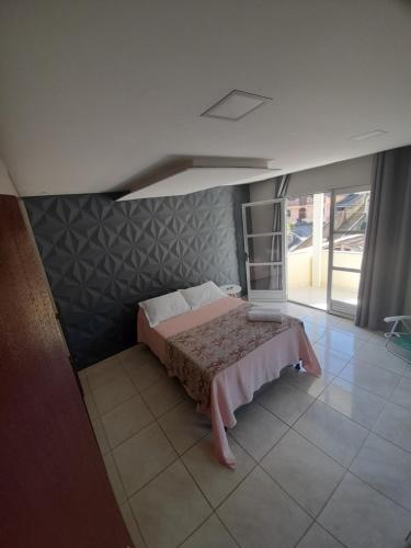 a bedroom with a bed in a room at LUZ DO LUAR in Pedra Azul