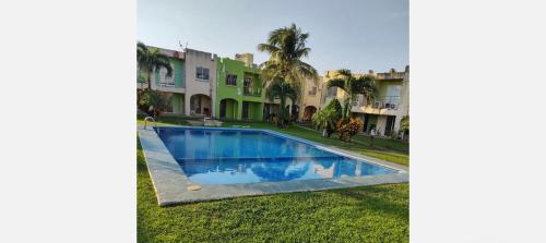 une villa avec une piscine dans un complexe dans l'établissement Casa del tío armando, à Coatzacoalcos