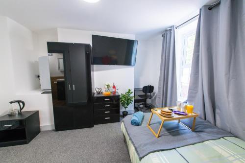 A television and/or entertainment centre at Maidstone High St - Deluxe Ensuite Rooms - Fast Wi-Fi