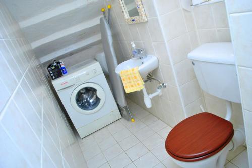 ein Badezimmer mit einem WC und einer Waschmaschine in der Unterkunft Dar Ghax-Xemx Farmhouse in Victoria
