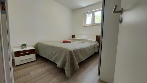 - une petite chambre avec un lit et une fenêtre dans l'établissement Seaside holiday house Prizba, Korcula - 21583, à Blato