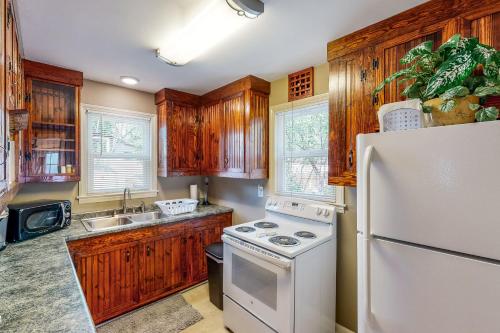 eine Küche mit Holzschränken und einem weißen Kühlschrank in der Unterkunft Mid Town Memories in Augusta