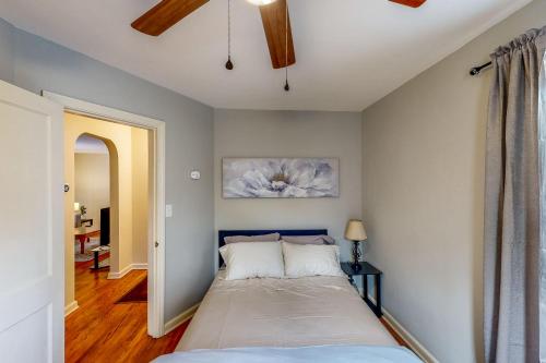 um quarto com uma cama e um tecto em Mid Town Memories em Augusta