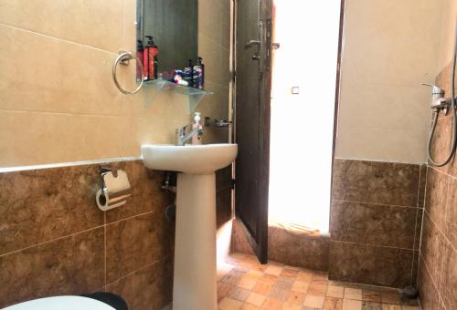 bagno con lavandino, doccia e servizi igienici di Amazing Home in Agafay area a Marrakech