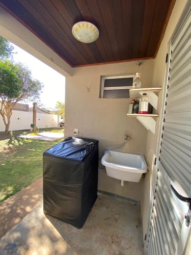 een kleine badkamer met een wastafel en een toilet bij Casa próxima a Praça Central in Chapada dos Guimarães