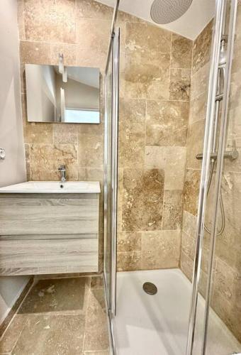 Appartement cosy: 2 min train, 10 min plage, clim