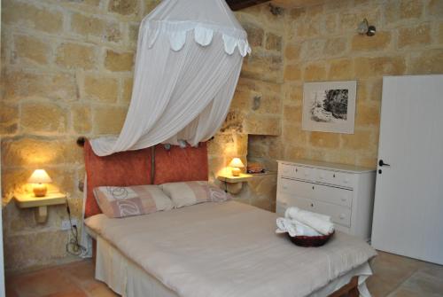 Una cama o camas en una habitación de Dar Ghax-Xemx Farmhouse