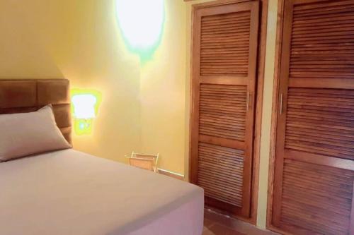 - une chambre avec un lit et une grande fenêtre dans l'établissement Lake House Boulaouane, à El Jadida