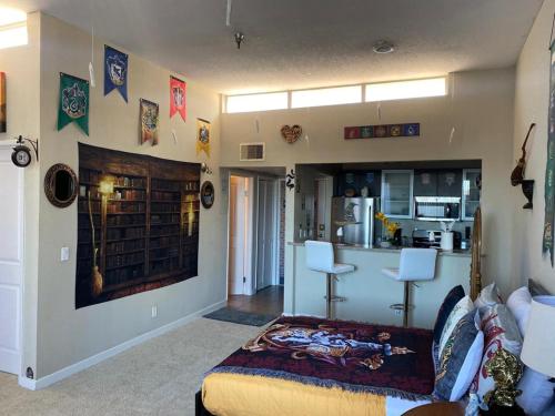 sala de estar con cama y cocina en Mario & Harry Potter Loft Universal Studios 10min loft apartment en Los Ángeles