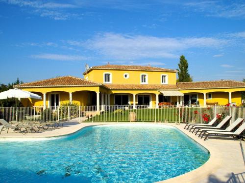 Majestic villa in L'isle-Sur-La-Sorgue with private pool