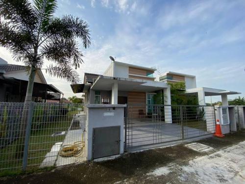 a house with a fence in front of it at jm homestay semi d premium in Shah Alam